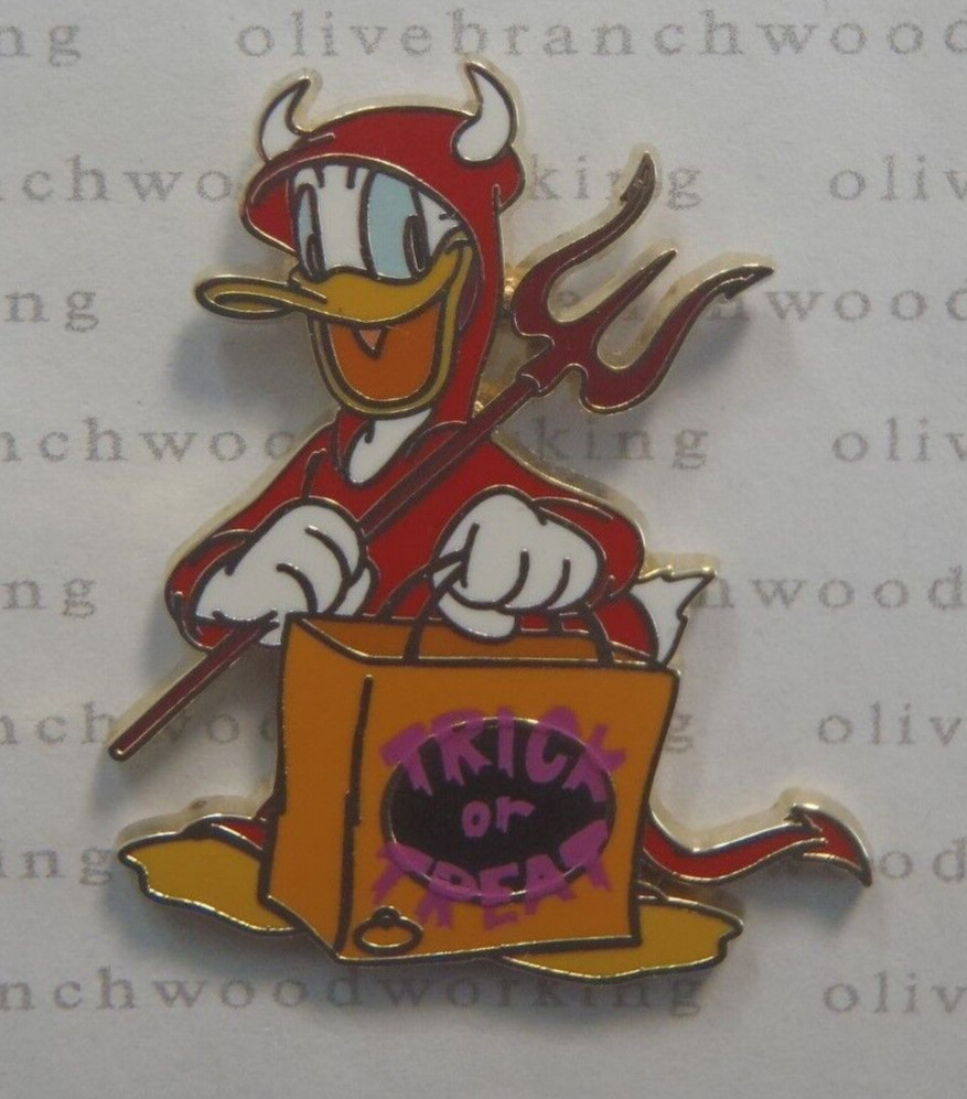 DLP 2008 Disneyland Paris Halloween DEVIL DONALD DUCK Disney Cast Lanyard #4 Pin