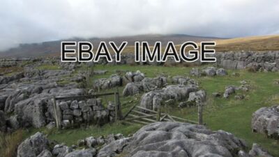 FOTO DER KALKSTEINAUFSCHLUSS AN DER MITTLEREN NARBE MIT DEM ZUSATZ EINIGER ZÄUNE WH