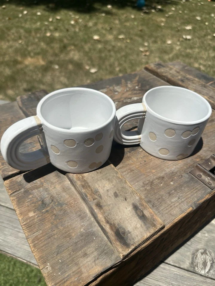 Tazas de café West Elm blanco mate gres bisque punto pulido divertido asas par de 2 Foto 2 de 4