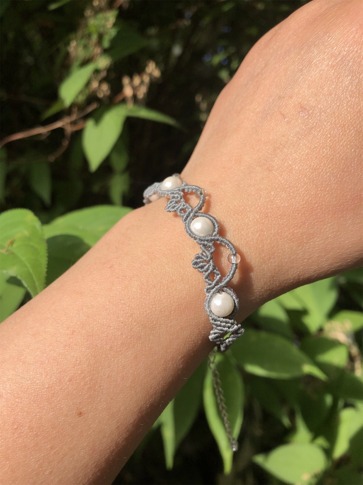 Bracelet micro-macramé fait main, nacre naturelle et cristaux fins coloris beige - 3