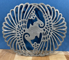 Ancien dessous de plat étain 95% décor paons Trivet