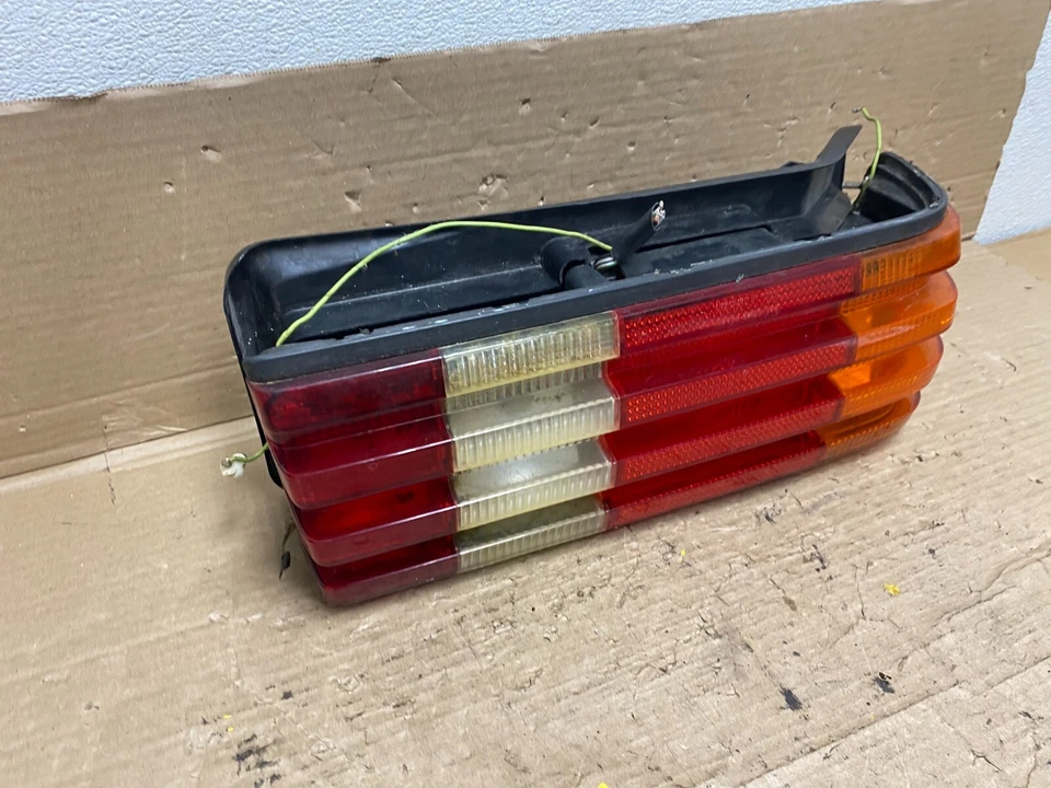 Luz trasera lateral del pasajero derecho Mercedes-Benz W126 1986 a 1991 OEM O3729 DW Foto 3 de 4