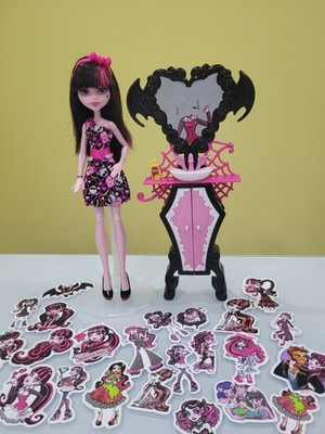 Monster High Puppe Draculaura Doll & Powder Room Waschtisch + 23 Aufkleber 