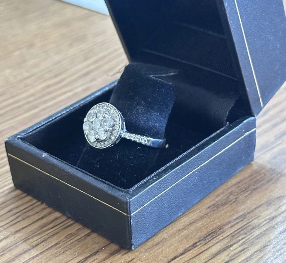 Anillo de compromiso de oro blanco de 14 quilates con halo de diamantes de 1,20 quilates 3,83 g Foto 3 de 4