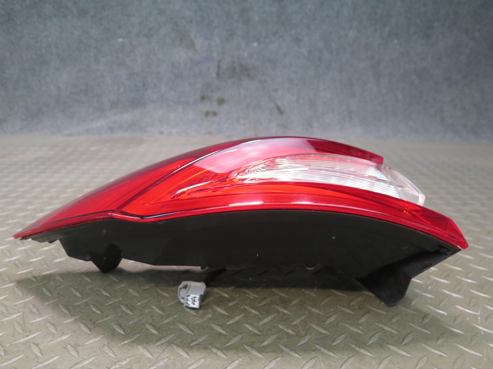 2017-2020 MASERATI LEVANTE M161 REAR LEFT OUTER TAIL LIGHT LAMP 20670104