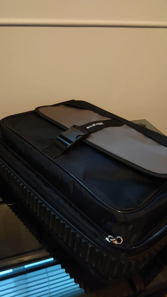 Targus laptop case, 17 in laptops, with shoulder strap, in excellent condition - Image 3 of 4