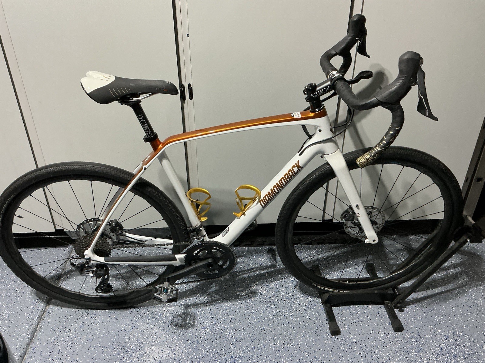 2022 Diamondback Haanjo 8C Carbon Gravel Bike Size 53 Medium
