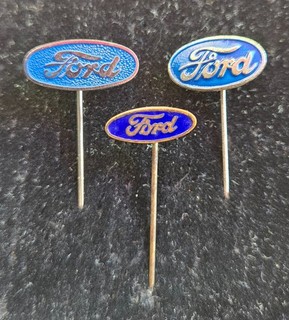 3 Alte Ford Anstecknadeln / Car Stick Pin Badges.