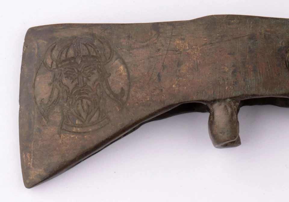 La fortuna favorece el audaz hacha cabeza vikinga mango de dragón bastón texto latino Auden Foto 4 de 4