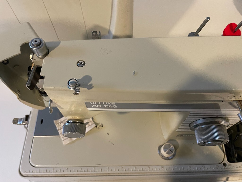 Vintage White Deluxe Zig Zag Sewing Machine with Carrying Vintage White Deluxe Zig Zag Sewing Machine with Carrying