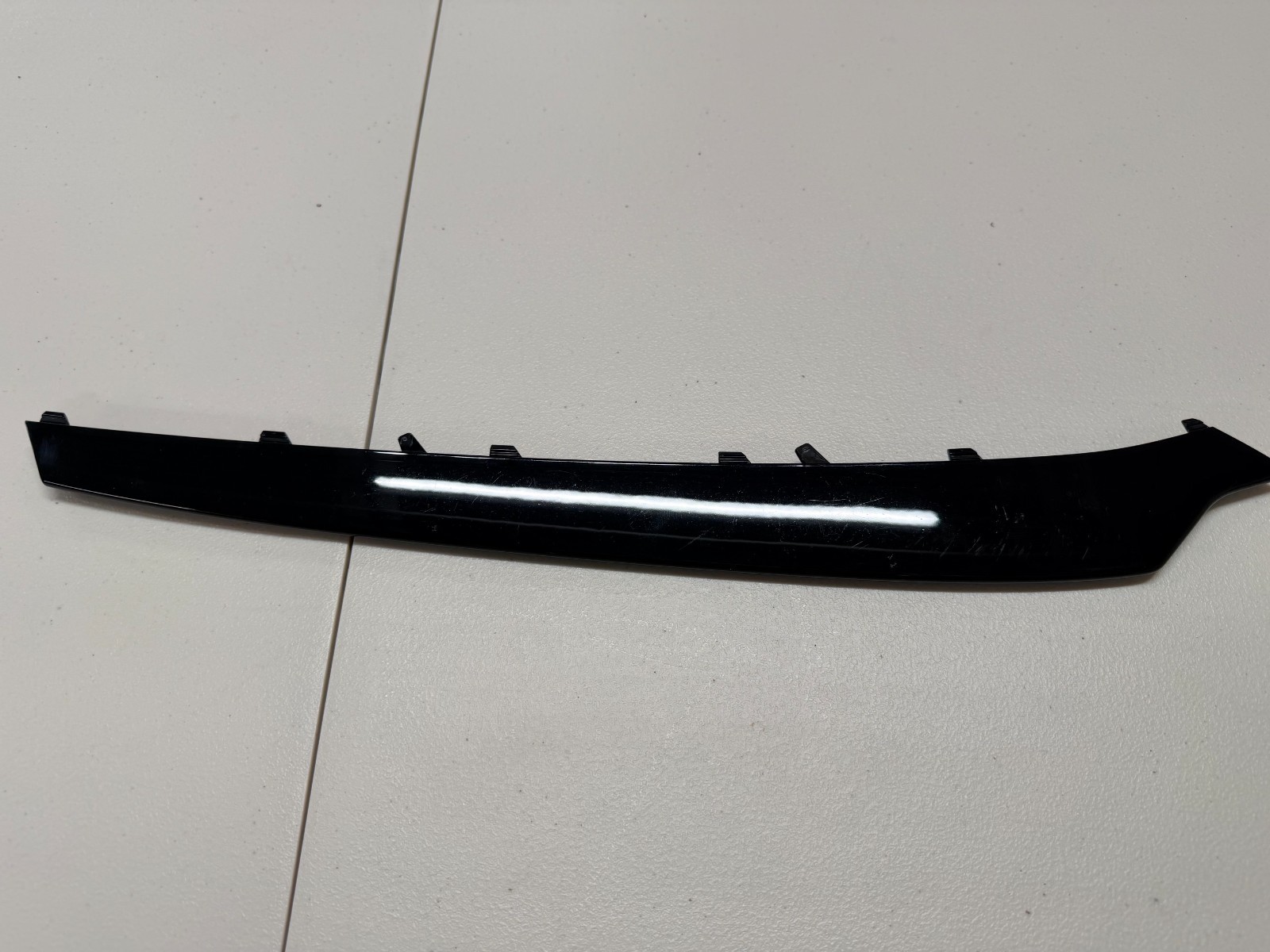 4ML853080Y9B LAMBORGHINI URUS 2023-2024 DR LH FRT BUMPER INSERT GLOSS BLACK USED
