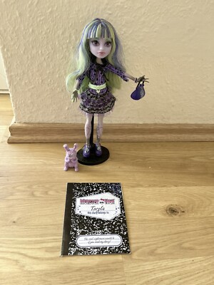 Monster High Puppe, TWYLA 13 Wünsche, 13 Wishes BOOGEY MAN Y7708 Zubehör + Stand