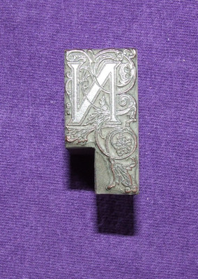 Vintage Adana Buchdruck Druckblock verziert 'N' Blumenschrift Buchstabe Monogramm