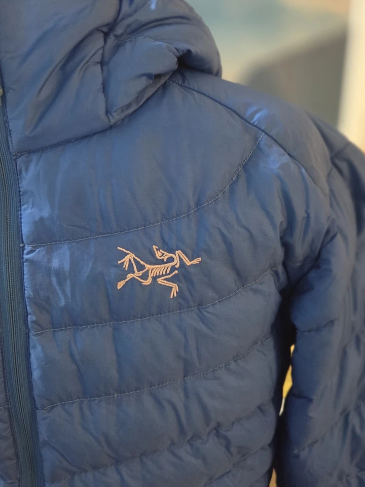 Chaqueta acolchada Arc'teryx XS azul claro plumón de ganso para hombre Foto 2 de 4