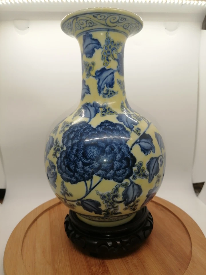 Jarrón floral chino vintage amarillo esmaltado azul y blanco con base de madera tallada Foto 2 de 4