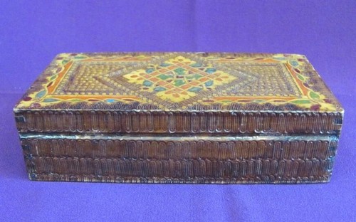 ANTIQUE HANDMADE ENGRAVED WOODEN JEWELRY TRINKET BOX - Picture 5 of 10