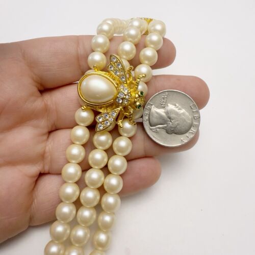 Brazalete de abeja vintage firmado por Joan Rivers de perlas de imitación triple hilo estrás - Imagen 2 de 9