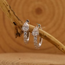 1,01 TCW Birne & runder im Labor gezüchteter CVD-Diamant zarter Huggie-Ohrring für sie
