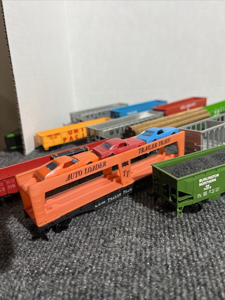 HUGE MIXED LOT Of (22) HO SCALE TRAIN CARS eBay
