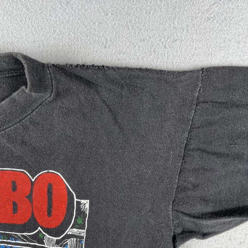 Camisa Rambo First Blood Part II Vintage 1985 Pequena Preta Manga Curta - Imagem 3 de 4