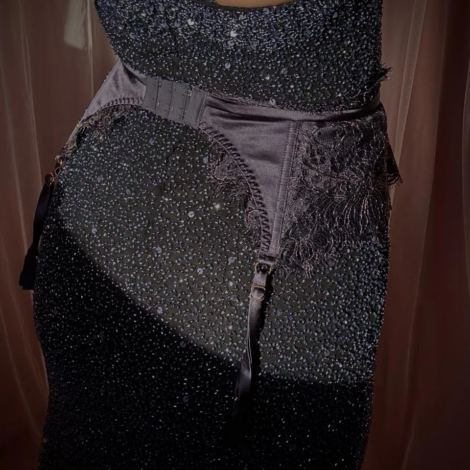 Cinturón liguero de encaje azul marino Designer Agent Provocatèur Soirèe  Foto 2 de 4