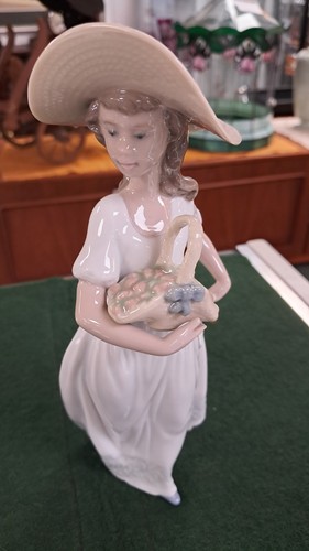 Vintage Nao By Lladro Spring Flower Girl With Basket Figurine - Picture 2 of 8