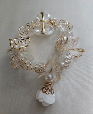 Handmade white and gold rose and hydrangea stretch bracelet 