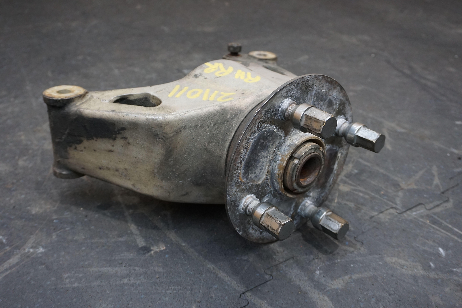 Rear Right Passenger Spindle Knuckle Stub Axle Assembly OEM Maserati Merak 1975