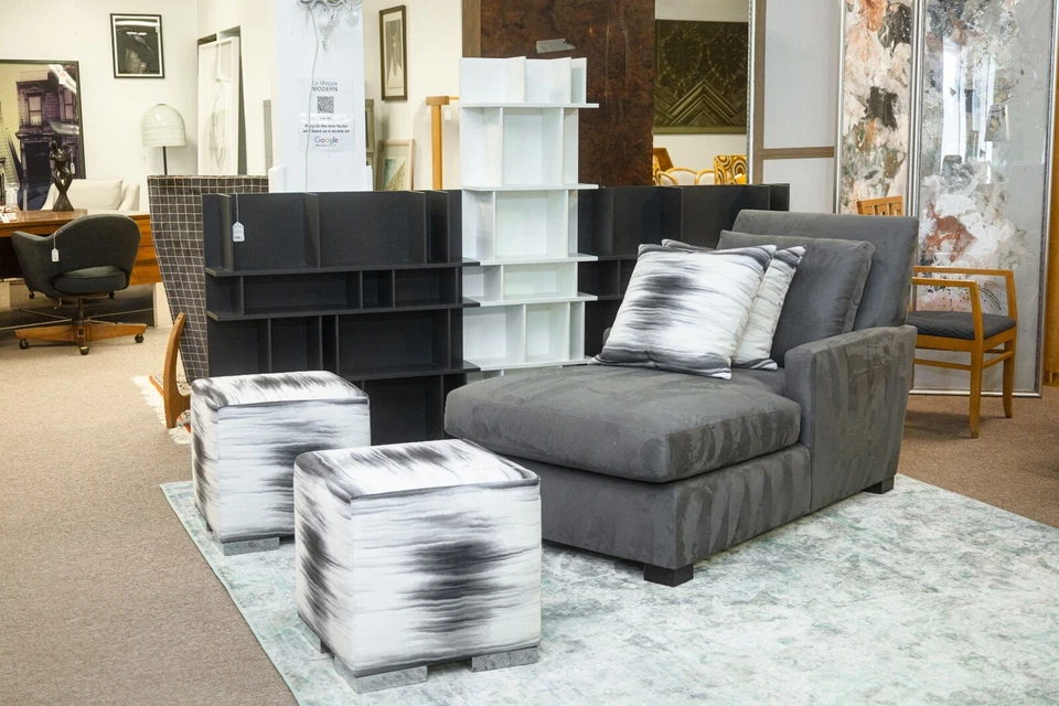 Pair of Richard Ross Designs Contemporary Modern White Grey Chrome Pouf Ottomans - Image 3 of 4