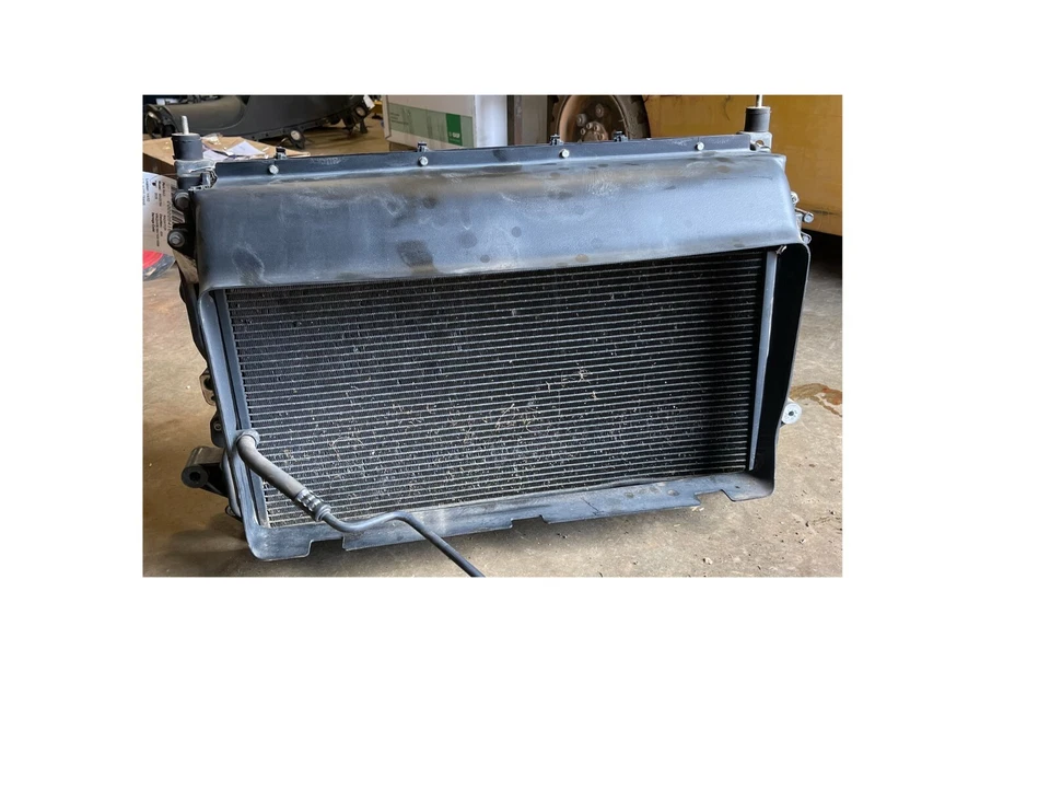 MASERATI CUPÉ GT 2005-2007 4,2 L motor radiador refrigeración por agua refrigerante ventilador OEM Foto 3 de 4