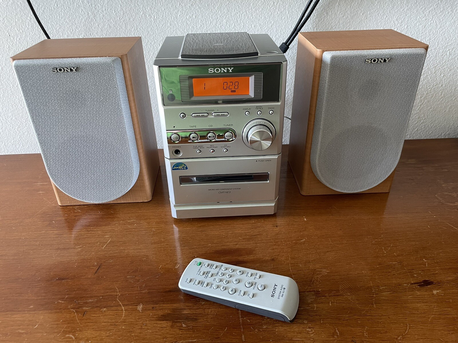 Sony CMT-NE3 Bookshelf Mini Hi-Fi Stereo System CD Cassette Tape AM/FM HCD-NE3