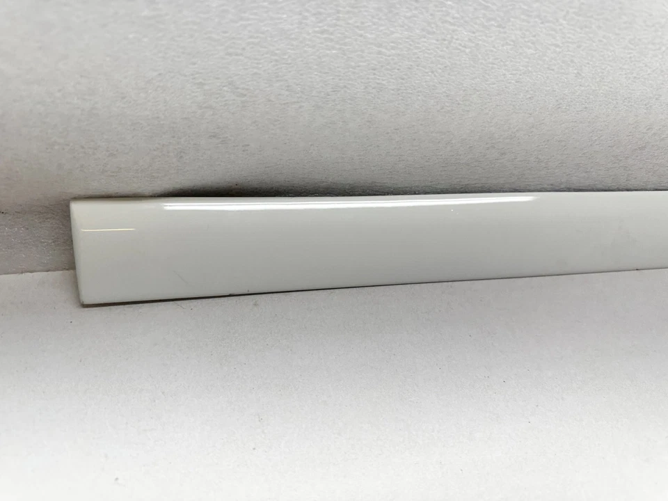 P401154 2002-2004 Audi A6 Quattro puerta trasera moldura lado conductor exterior Foto 2 de 4