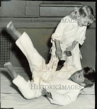 1970 Press Photo Judo student Mona Jorden and opponent Demetrio Garcia Jr.