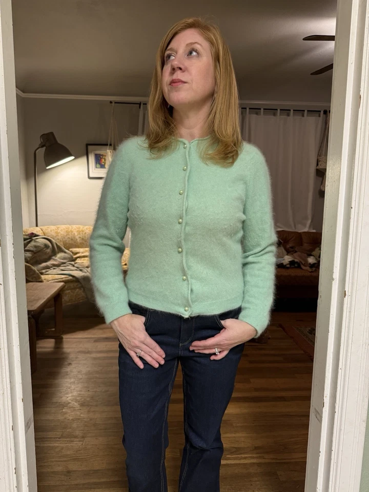 Кардиган на пуговицах с жемчугом French Angora 1950-е как новый зеленый жемчуг - Изображение 2 из 4