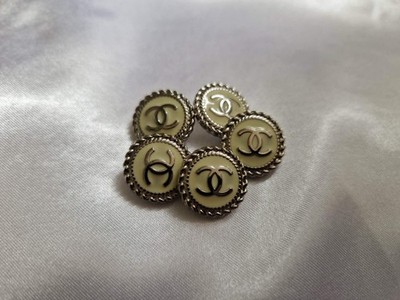 KONVOLUT 5 CHANEL SILBER/HELLSALBEI EMAILLE KNÖPFE 16 MM