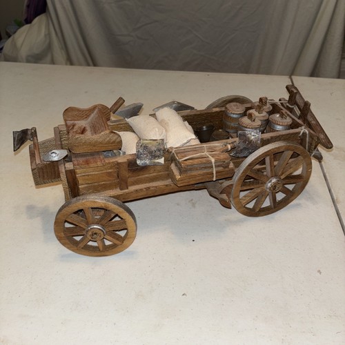Handgefertigter antiker Holzwagen und Geräte und Zubehör