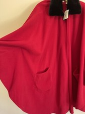Nwt Womens Le Moda Cape Black Faux Fur Collar Pockets Single Button Red Fleece