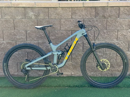 2024 Trek Slash 9.8. !!COMPLETELY NEW!! IT HAS NEVER BEEN USED. Trek Fire Sale.