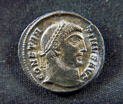 AE3 of Roman Emperor Constantine I The Great, 311-337 AD Campgate reverse UN029