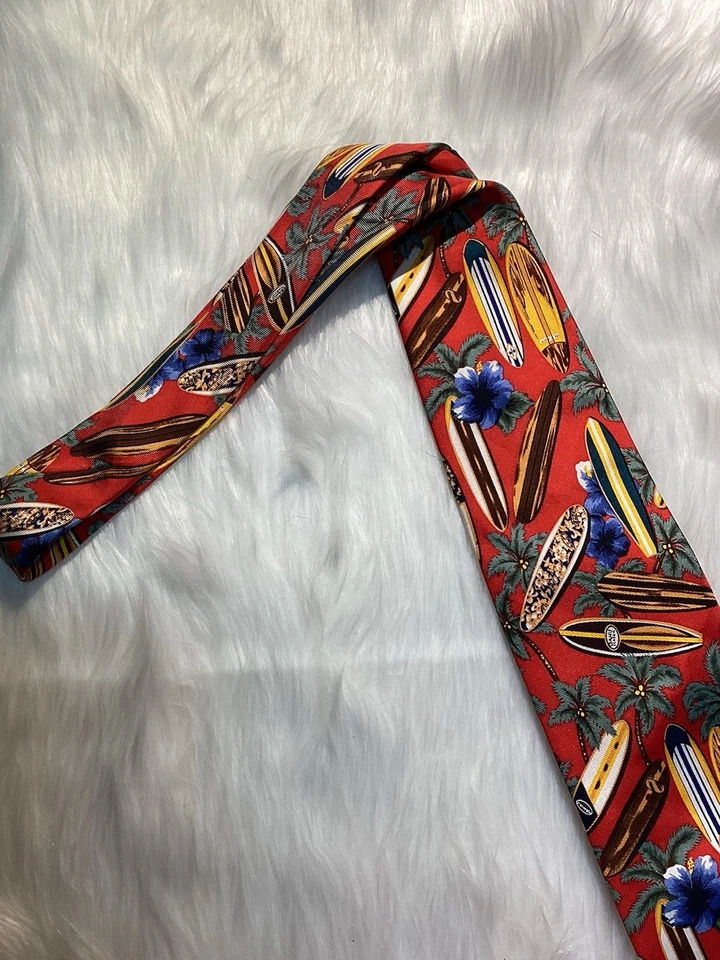 Corbata de seda roja Hilo Hattie tablas de surf hawaianas estampado de palmeras Foto 4 de 4