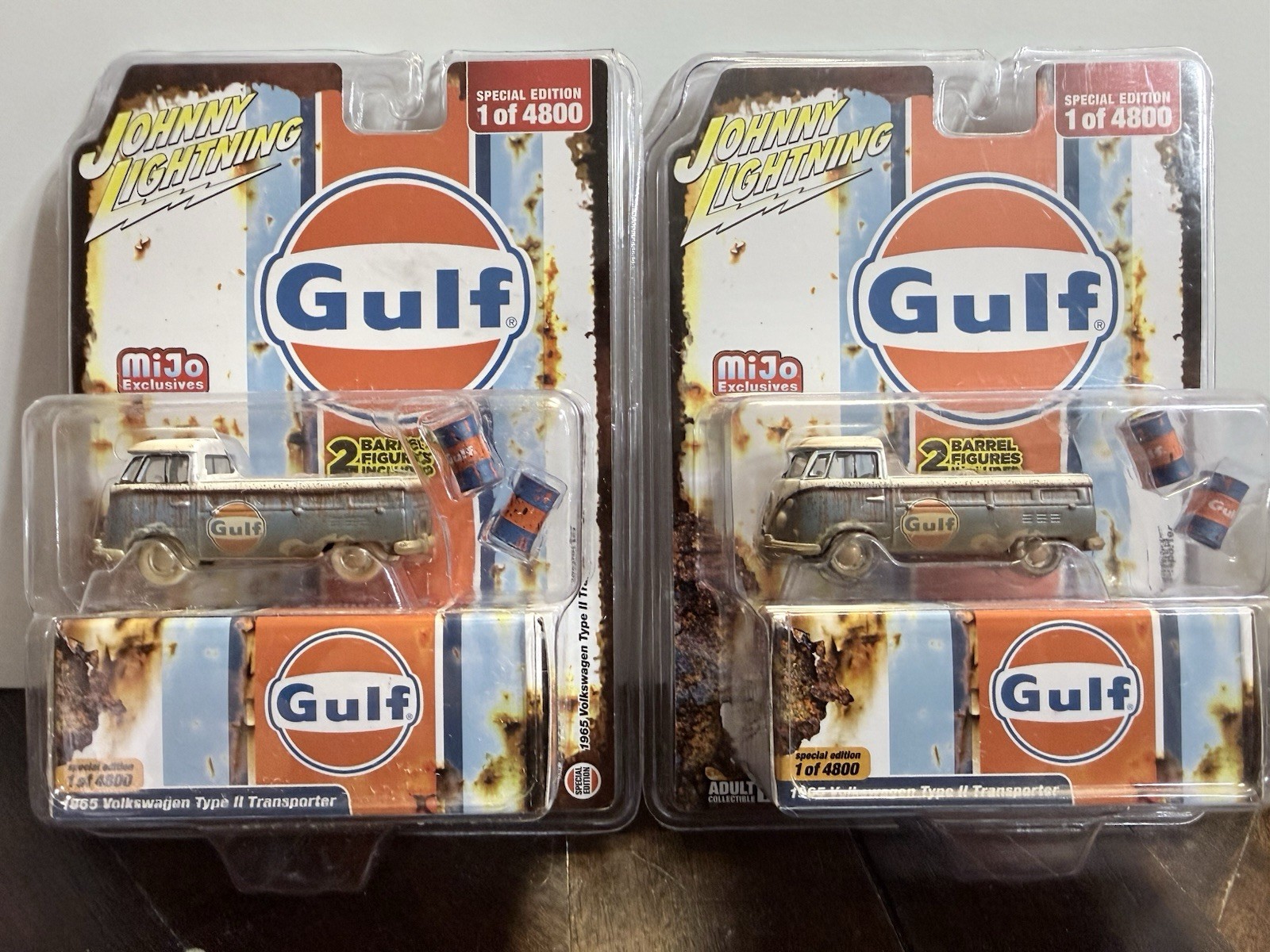 Johnny Lighting Mojo Exclusive Gulf 1965 VW Type 2 Transportation Chase & Reg
