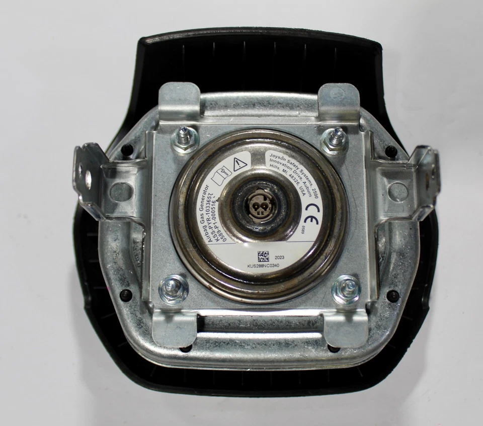 CHEVY TAHOE 2025/CHEVY SUBURBAN RUEDA DEL CONDUCTOR AIRBAG (CON 1 ENCHUFE) NEGRO Foto 2 de 3