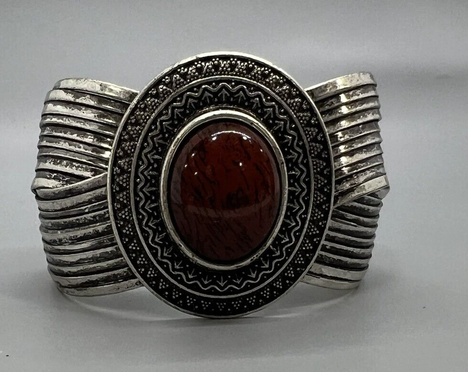 Brazalete Brazalete Cabujón Rojo Priemiere Designs Tono Plata  Foto 2 de 4