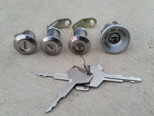 Toyota FJ40 FJ45 Land Cruiser 1979 - 1984 lock set NEW 69005-90316 - Picture 2 of 3