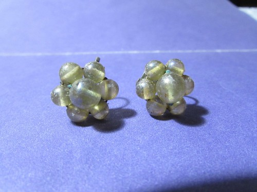 VINTAGE 1/2" tan/cream marble-bead screw back clip on earrings - Picture 2 of 4