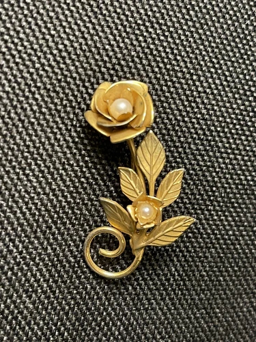 Vintage Gold Tone Rose Pearl Costume Jewelry Brooch Pin Leaves Stem