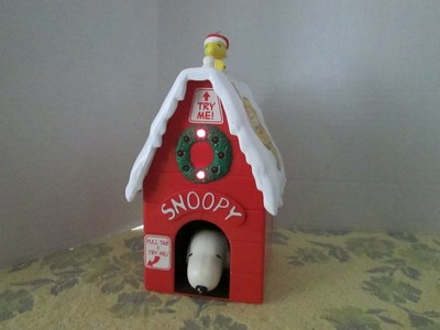 Galerie Christmas Snoopy Dog House Gumball Dispenser Plays 3 Tunes Ebay