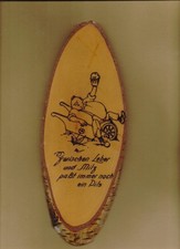 Stück Birkenholz mit eingebrannter Zeichnung von Biertrinker (lackiert), DDR