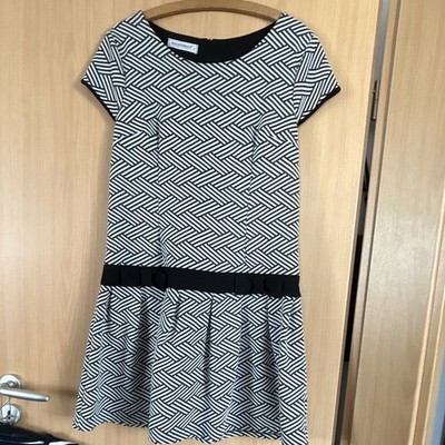 Rinascimento Damen Kleid Gr. L schwarz/weiß geometrisch kurzarm kurz RV Falten