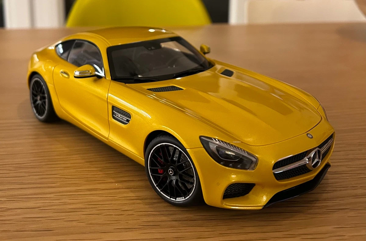 Voitures, camions et fourgons miniatures 1:18 Mercedes-Benz